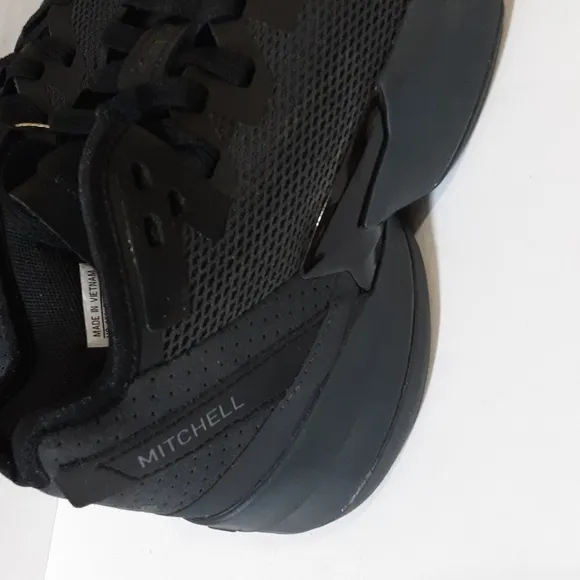 - Adidas D.O.N. Donovan Issue #4 Basketball Shoes Black Grey GY6511 kids 5.5