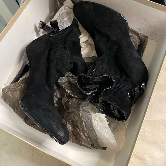 💎 Black Suede Booties w/ Crystal Detail – Bourne Cameron Size 7