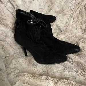 💎 Black Suede Booties w/ Crystal Detail – Bourne Cameron Size 7