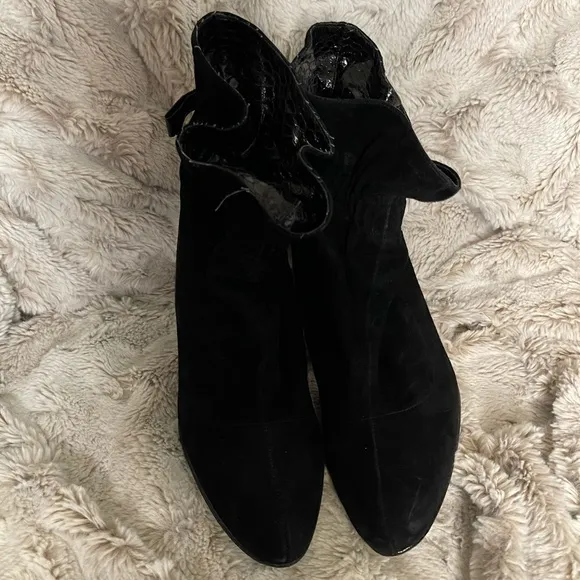 💎 Black Suede Booties w/ Crystal Detail – Bourne Cameron Size 7