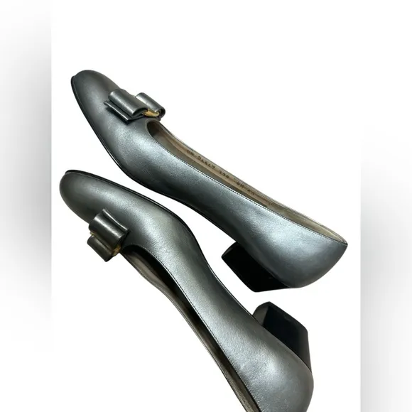 👞 Salvatore Ferragamo Vara style pumps 8 1/2” AAAA shoes