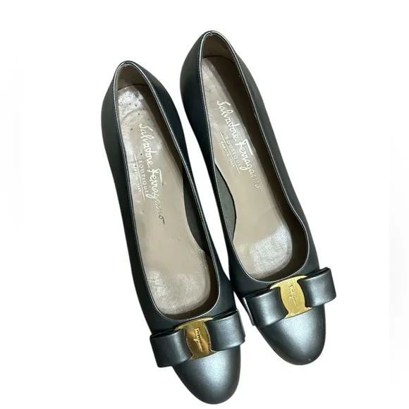 👞 Salvatore Ferragamo Vara style pumps 8 1/2” AAAA shoes