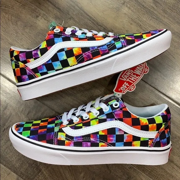 • VANS COMFYCUSH OLD SKOOL TIE-DYE CHANCE WMNS