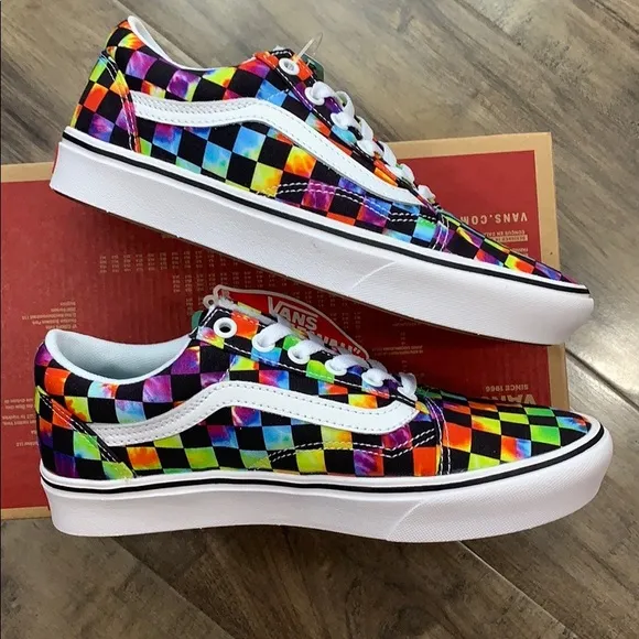 • VANS COMFYCUSH OLD SKOOL TIE-DYE CHANCE WMNS