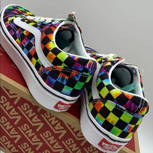• VANS COMFYCUSH OLD SKOOL TIE-DYE CHANCE WMNS