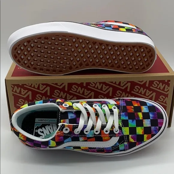 • VANS COMFYCUSH OLD SKOOL TIE-DYE CHANCE WMNS