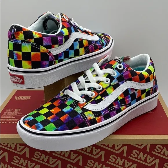 • VANS COMFYCUSH OLD SKOOL TIE-DYE CHANCE WMNS