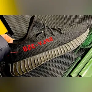 adidas Men's Yeezy Boost 350 V2 Shoes black