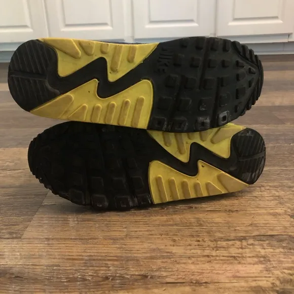 Air max 90 Atlantic’s yellow color rubber in front of is coming away from shoe