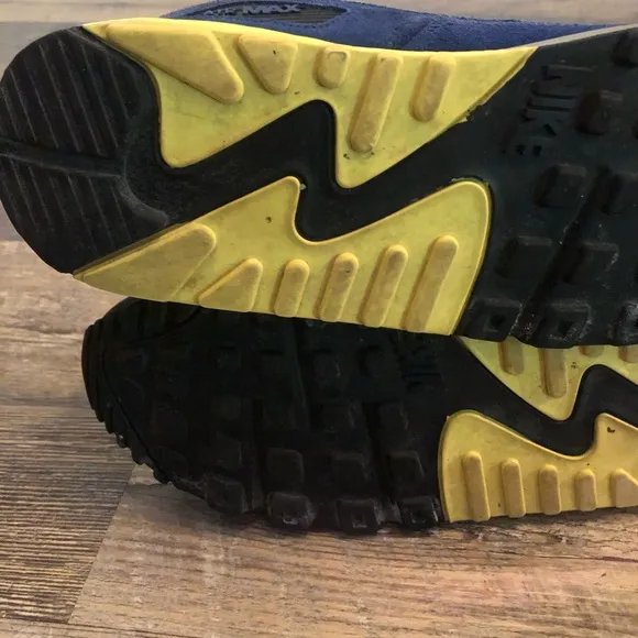 Air max 90 Atlantic’s yellow color rubber in front of is coming away from shoe