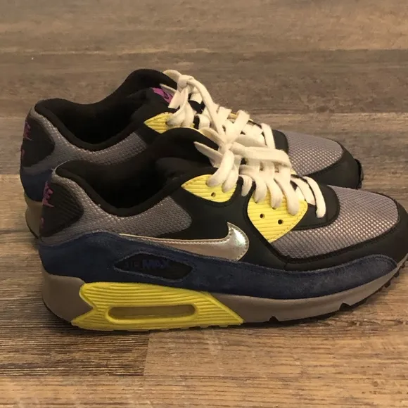 Air max 90 Atlantic’s yellow color rubber in front of is coming away from shoe