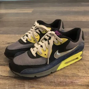 Air max 90 Atlantic’s yellow color rubber in front of is coming away from shoe