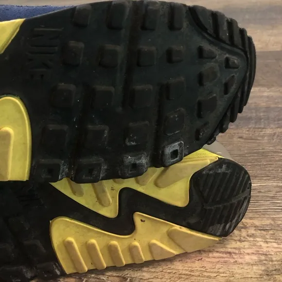 Air max 90 Atlantic’s yellow color rubber in front of is coming away from shoe
