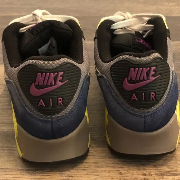 Air max 90 Atlantic’s yellow color rubber in front of is coming away from shoe