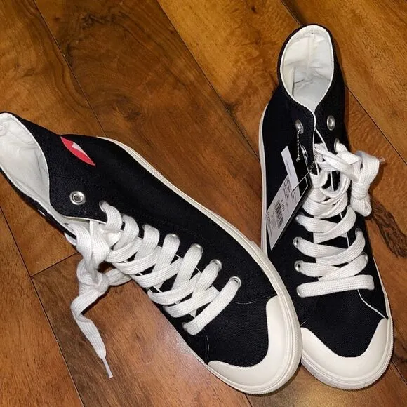AirWalk Hightop  shoes black/white size 9 -new