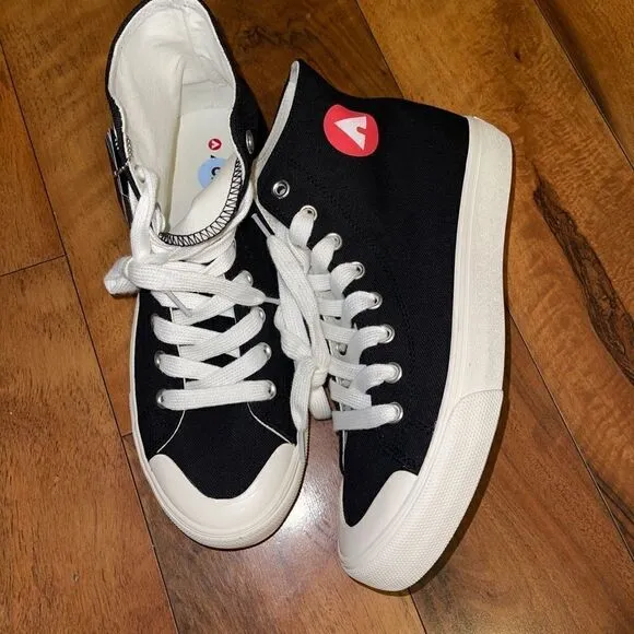 AirWalk Hightop  shoes black/white size 9 -new