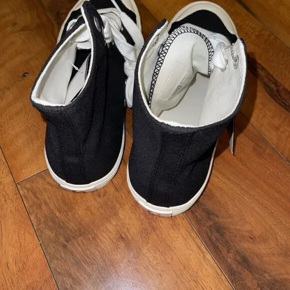 AirWalk Hightop  shoes black/white size 9 -new