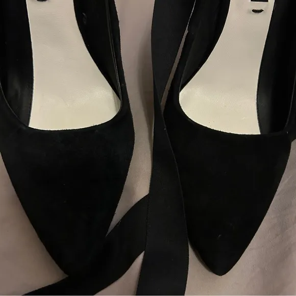Alice Olivia Dominique tie ankle heels in black color Size 9.5