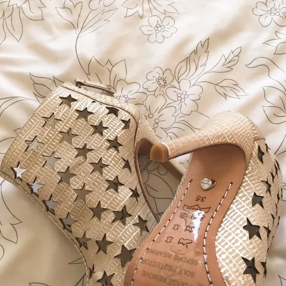 Alice   Olivia Giovanna star peep toe booties