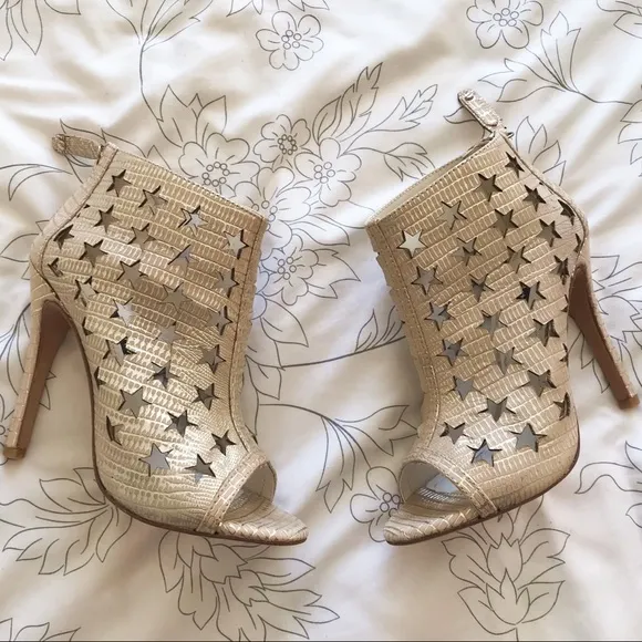 Alice   Olivia Giovanna star peep toe booties
