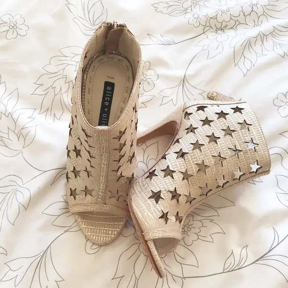 Alice   Olivia Giovanna star peep toe booties
