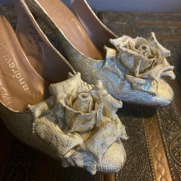 Andrew Geller heels shoes size 9.5 VTG gold rose slingback bridal kitten heel