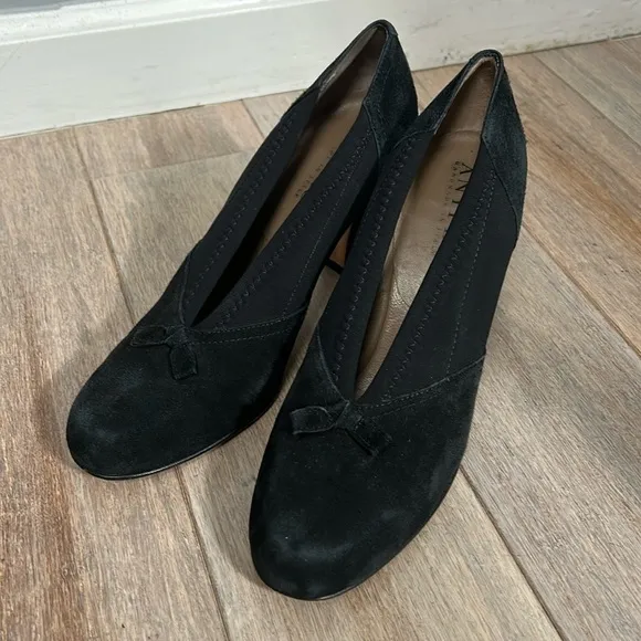 Anyi Lu Heart Black Sued Pumps Size 38.5 gently used handmade in Italy