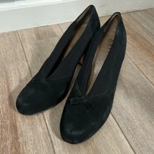 Anyi Lu Heart Black Sued Pumps Size 38.5 gently used handmade in Italy