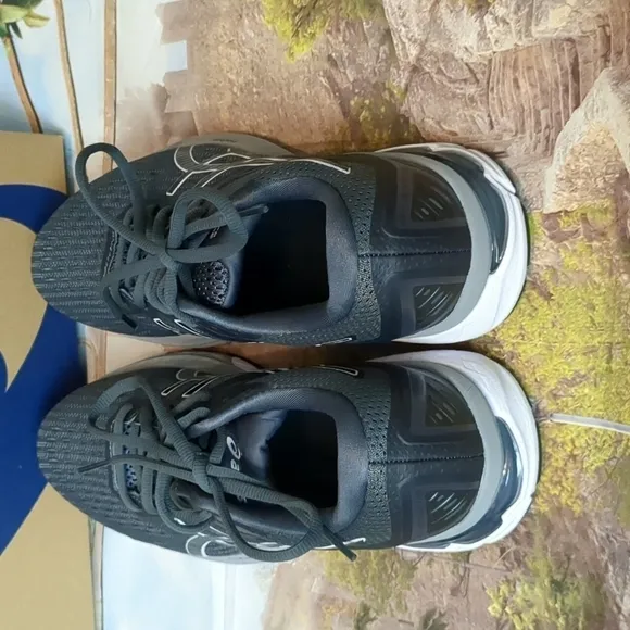 Asics GT 2000 9 shoes size 8