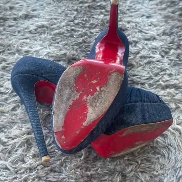 AUTHENTIC Christian Louboutin Denim Pumps. Size 40 1/2
