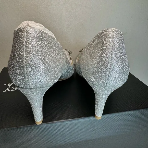 Badgley Mischka Collection Carrie Crystal Embellished Pump in Silver glitter
