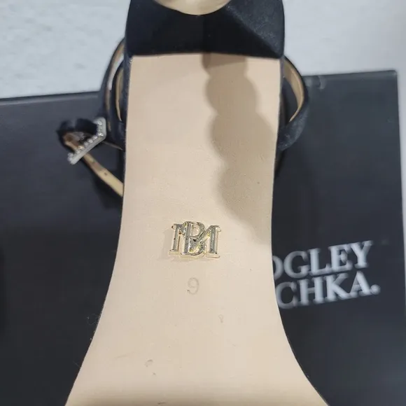 Badgley Mischka Ivette Pearl Stiletto Heel Sandals. SZ 9. NEW
