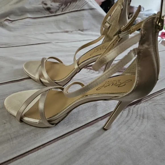 Badgley Mischka Jewel Sandals Heels  Galen Champagne Satin SZ 7 NWOT