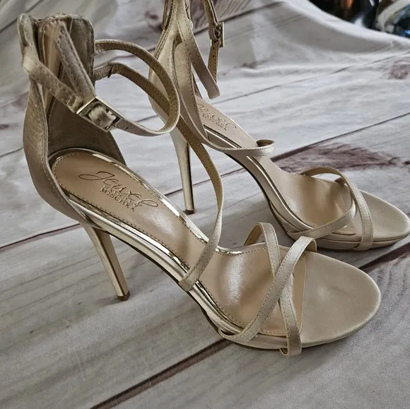 Badgley Mischka Jewel Sandals Heels  Galen Champagne Satin SZ 7 NWOT