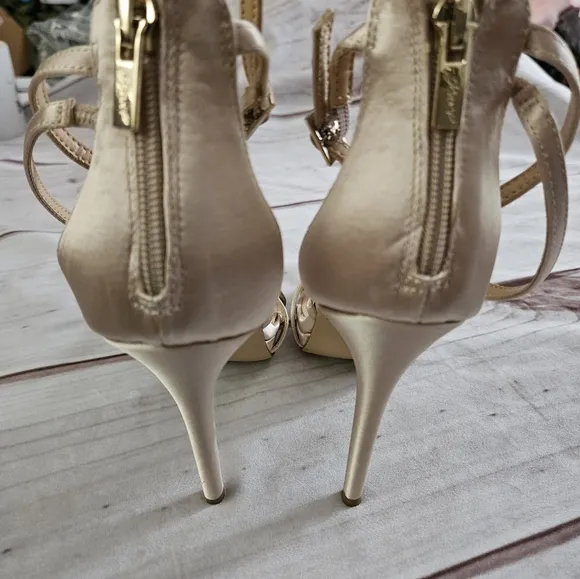 Badgley Mischka Jewel Sandals Heels  Galen Champagne Satin SZ 7 NWOT