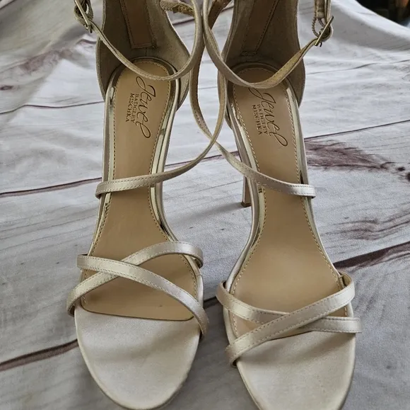 Badgley Mischka Jewel Sandals Heels  Galen Champagne Satin SZ 7 NWOT