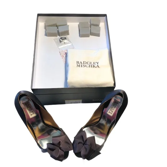 Badgley Mischka “Keeper” in Smoke Satin Sz 8.5