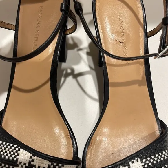 Banana republic, chunky heel ankle strap sandals s 8.5