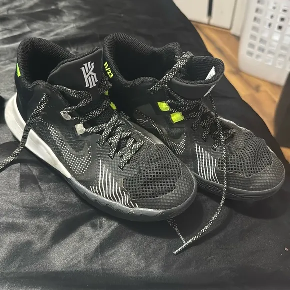 Basketball shoes, Size 3.5Y