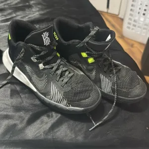 Basketball shoes, Size 3.5Y