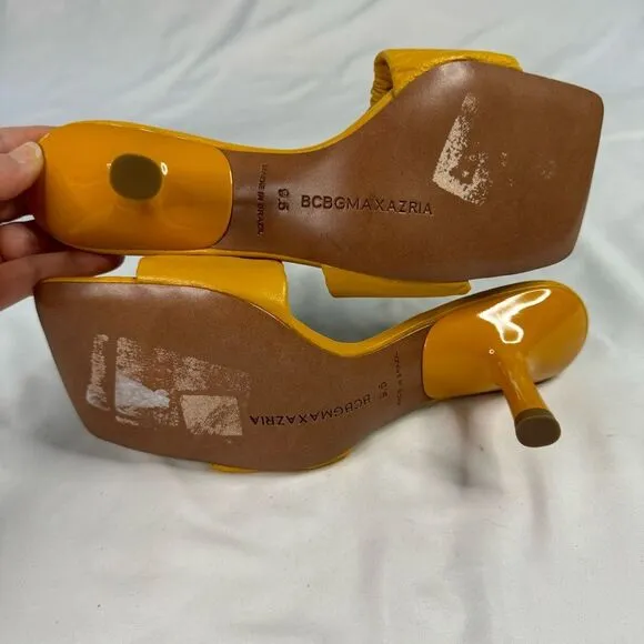 BCBGMaxAzria Yellow Gold Size 9.5 Dallas Scrunched Leather Sandals Slip On Retro