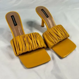 BCBGMaxAzria Yellow Gold Size 9.5 Dallas Scrunched Leather Sandals Slip On Retro
