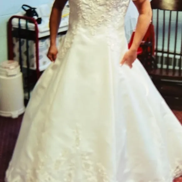 Beautiful Detailed Scoop Neck Short Sleeve Wedding Gown