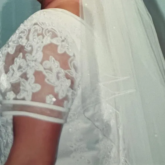 Beautiful Detailed Scoop Neck Short Sleeve Wedding Gown