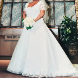 Beautiful Detailed Scoop Neck Short Sleeve Wedding Gown