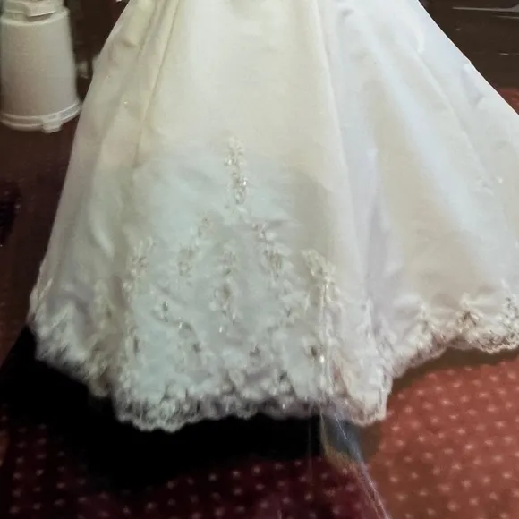Beautiful Detailed Scoop Neck Short Sleeve Wedding Gown