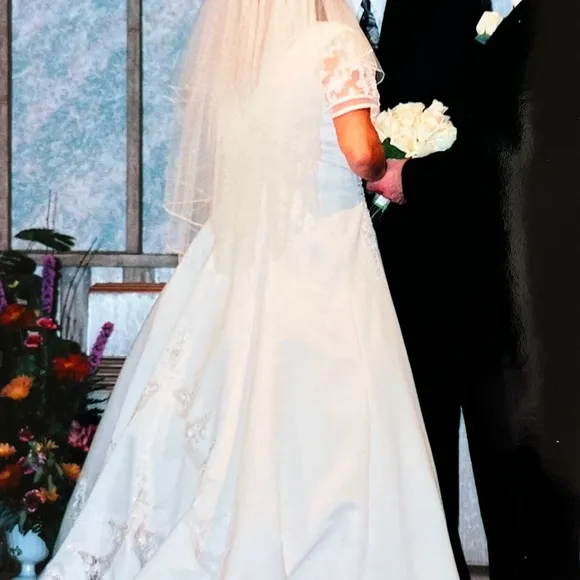 Beautiful Detailed Scoop Neck Short Sleeve Wedding Gown
