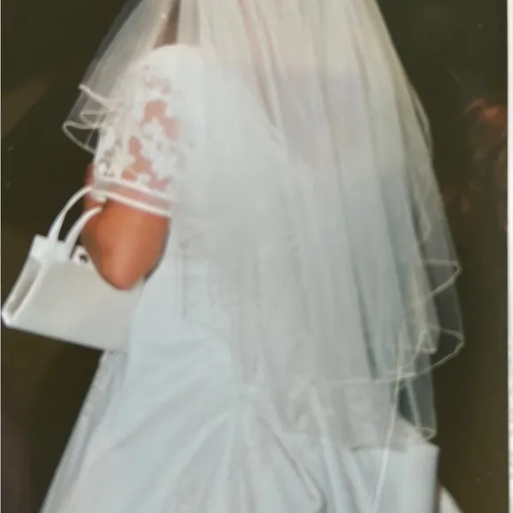 Beautiful Detailed Scoop Neck Short Sleeve Wedding Gown