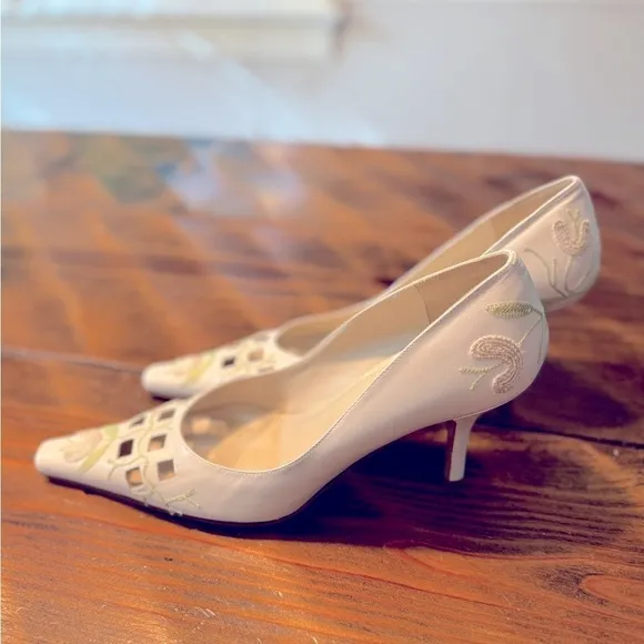 Beautiful Shannon Britt Embroidered 3” leather pumps. Vintage Made in Italy NWT