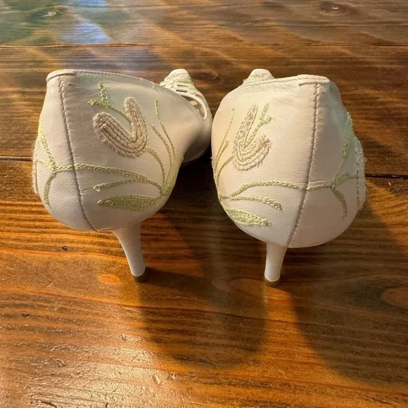 Beautiful Shannon Britt Embroidered 3” leather pumps. Vintage Made in Italy NWT